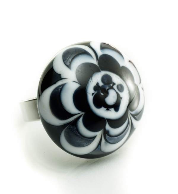 Prsten Crno bijeli buket s bijelom u sredini